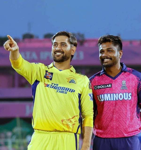 देखें फोटो: जयपुर स्टेडियम में क्रिकेट फैंस पर चढ़ा 'धोनी फीवर'