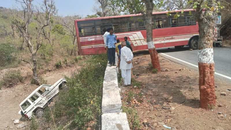 बस व डम्पर में टक्कर, जीप भी टकराकर गिरी खाई में गिरी, तीन जने घायल