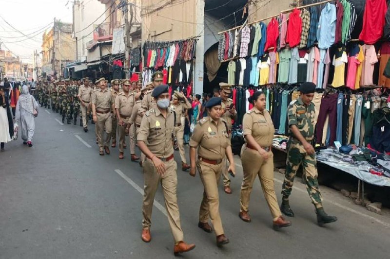 बीएसएफ जवानों ने भी किया फ्लैग मार्च