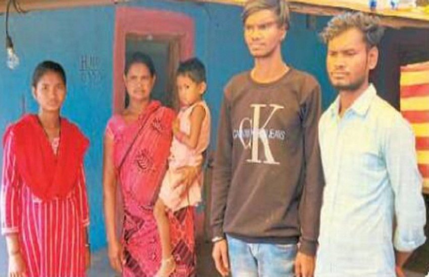 नक्सली हमले में शहीद जवान का परिवार