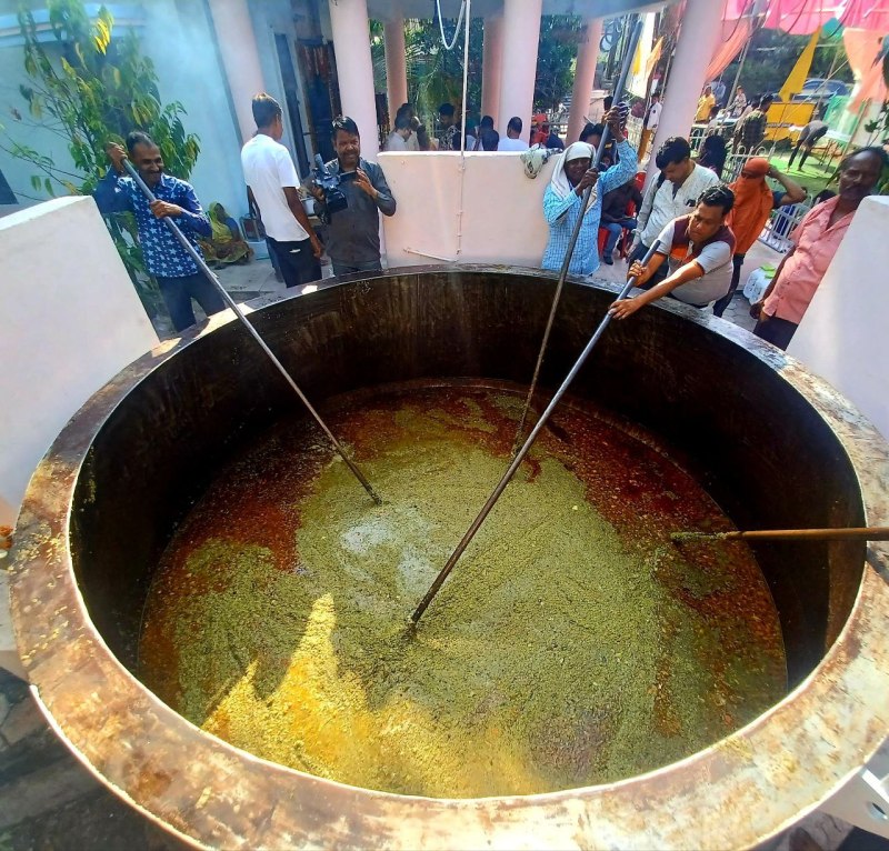 2960 किलो खिचड़ी बनाकर किया गिनीज रिकॉर्ड का दावा