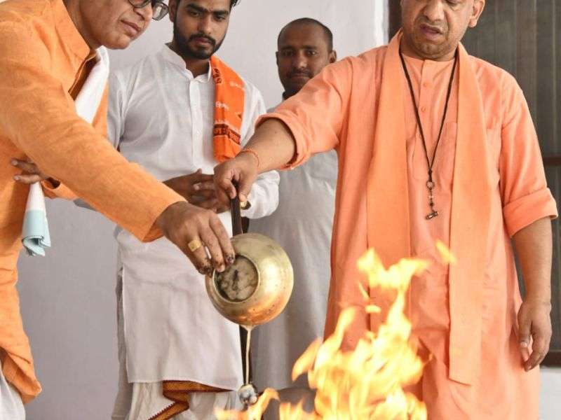 Gorakhpur News: सीएम योगी गोरखनाथ मंदिर में रुद्राभिषेक कर पूजा-अर्चना की, देखें
फोटों