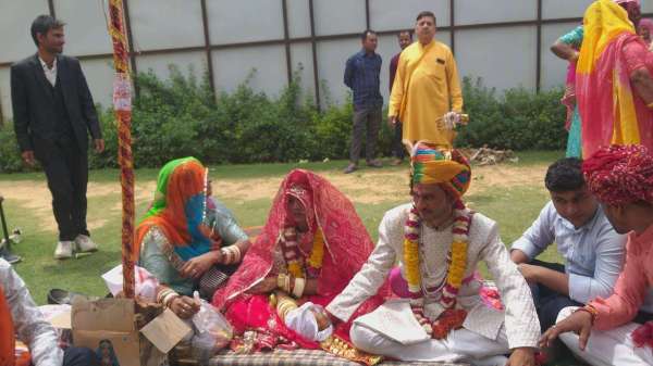 देखें फोटो: सात जोड़े बंधे विवाह बंधन में