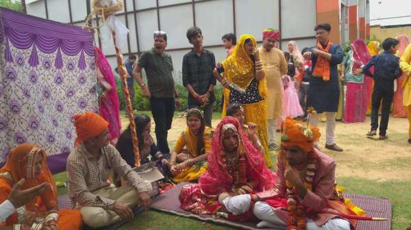 देखें फोटो: सात जोड़े बंधे विवाह बंधन में