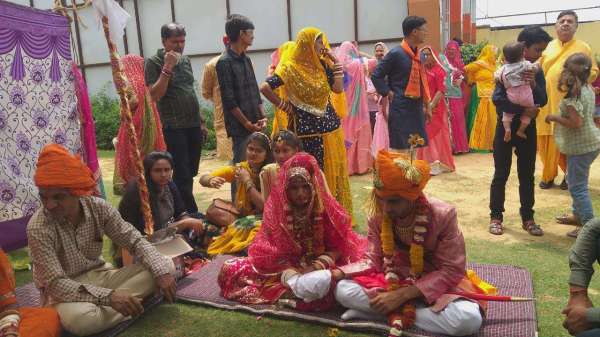 देखें फोटो: सात जोड़े बंधे विवाह बंधन में