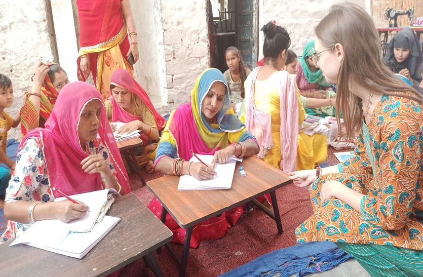विदेशी लड़कियां जोधपुर की बस्तियों में ऐसे ला रही जागरूकता...पढ़ें