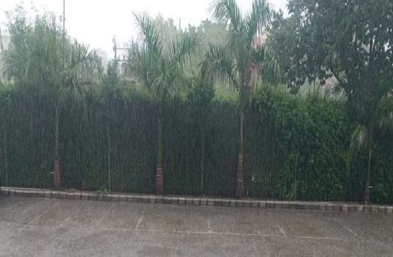 जयपुर में शुरू हुई बारिश।