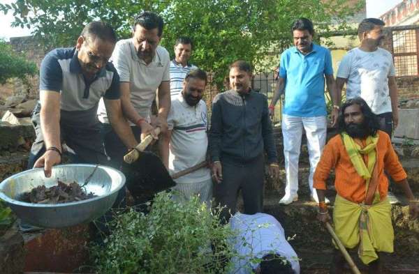 अमृतम जलम अ​​भियान का आगाज.....श्रमसाधकों ने चंद लम्हो में कर दिए कुण्ड चकाचक