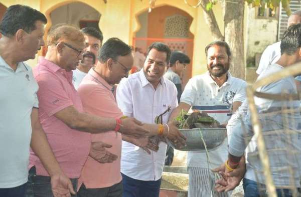 अमृतम जलम अ​​भियान का आगाज.....श्रमसाधकों ने चंद लम्हो में कर दिए कुण्ड चकाचक