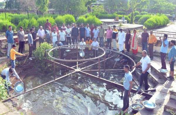 अमृतम जलम अ​​भियान का आगाज.....श्रमसाधकों ने चंद लम्हो में कर दिए कुण्ड चकाचक