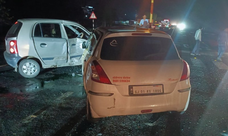 ट्रेलर व कार की भिडन्त में कार सवार दो जनों की मौत, दो घायल