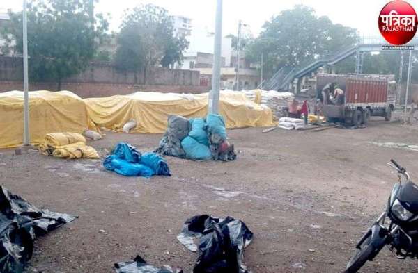 बारिश में भीग गया गरीबों को निवाला, देखें ये तस्वीरें...