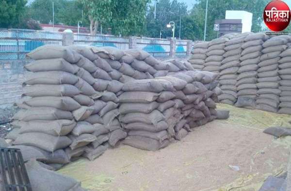 बारिश में भीग गया गरीबों को निवाला, देखें ये तस्वीरें...