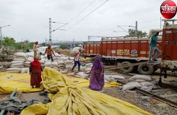 बारिश में भीग गया गरीबों को निवाला, देखें ये तस्वीरें...
