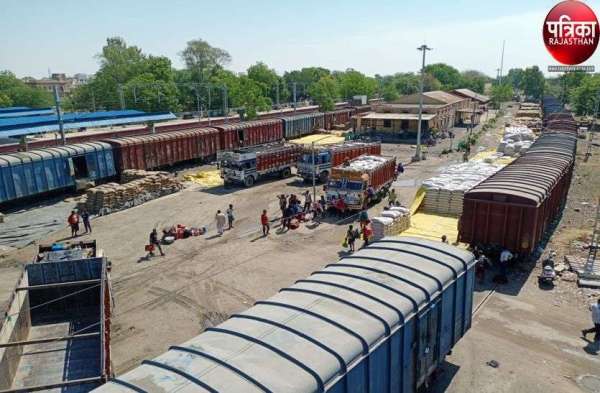 बारिश में भीग गया गरीबों को निवाला, देखें ये तस्वीरें...