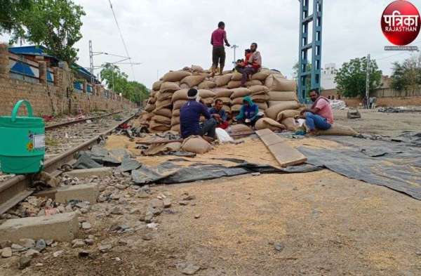 बारिश में भीग गया गरीबों को निवाला, देखें ये तस्वीरें...