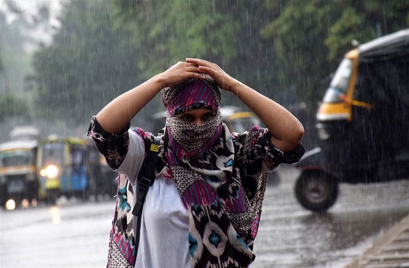 Weather Update: बंगाल की खाड़ी में हलचल, द्रोणिका के असर से बिगड़ा मौसम, येलो अलर्ट जारी