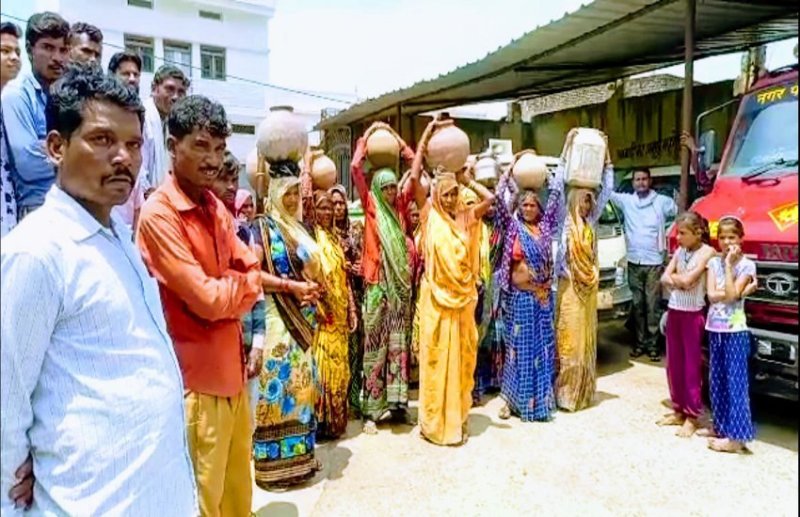 Tribal women burst pots in the city council