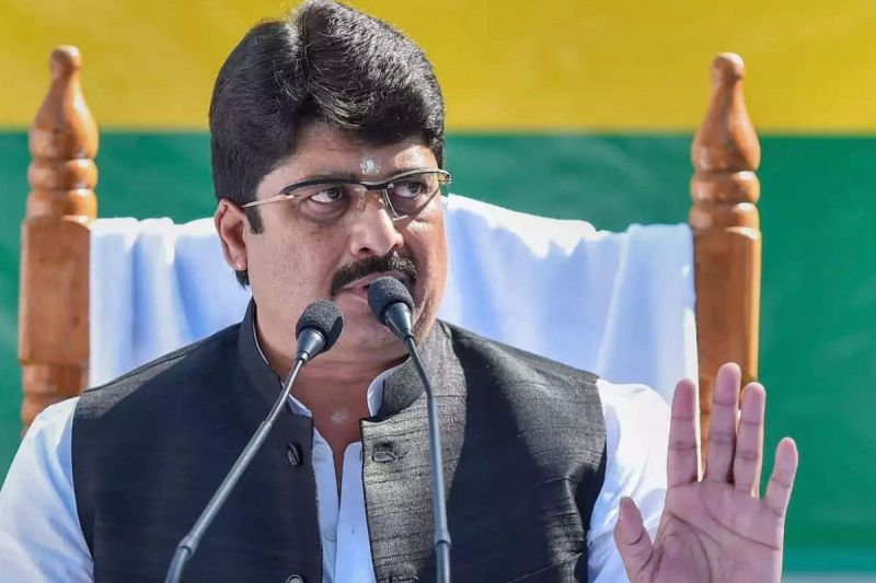 Raghuraj Pratap Singh Raja Bhaiya said lion does not hunt dog