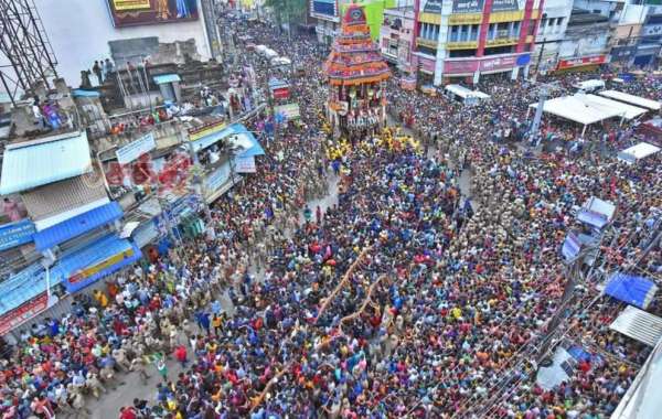 मदुरै में वार्षिक 'चिथिराई' उत्सव के 11वें दिन अरुलमिगु मीनाक्षी सुंदरस्वरार मंदिर में बड़ी संख्या में भक्तों की भीड़ उमड़ी।