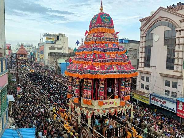 मदुरै में वार्षिक 'चिथिराई' उत्सव के 11वें दिन अरुलमिगु मीनाक्षी सुंदरस्वरार मंदिर में बड़ी संख्या में भक्तों की भीड़ उमड़ी।