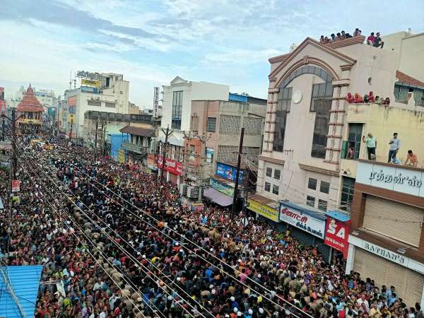 मदुरै में वार्षिक 'चिथिराई' उत्सव के 11वें दिन अरुलमिगु मीनाक्षी सुंदरस्वरार मंदिर में बड़ी संख्या में भक्तों की भीड़ उमड़ी।