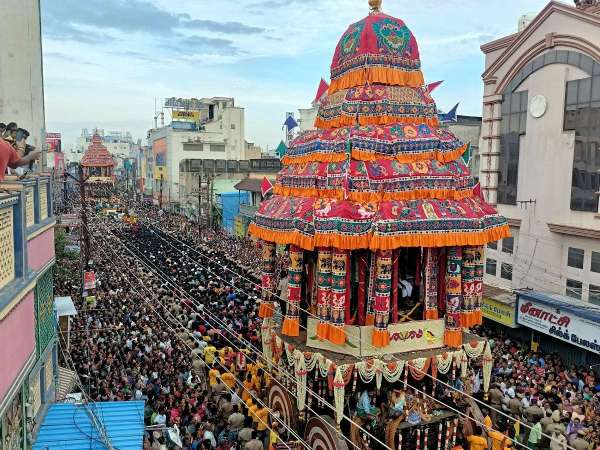 मदुरै में वार्षिक 'चिथिराई' उत्सव के 11वें दिन अरुलमिगु मीनाक्षी सुंदरस्वरार मंदिर में बड़ी संख्या में भक्तों की भीड़ उमड़ी।