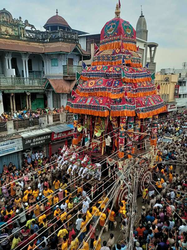 मदुरै में वार्षिक 'चिथिराई' उत्सव के 11वें दिन अरुलमिगु मीनाक्षी सुंदरस्वरार मंदिर में बड़ी संख्या में भक्तों की भीड़ उमड़ी।