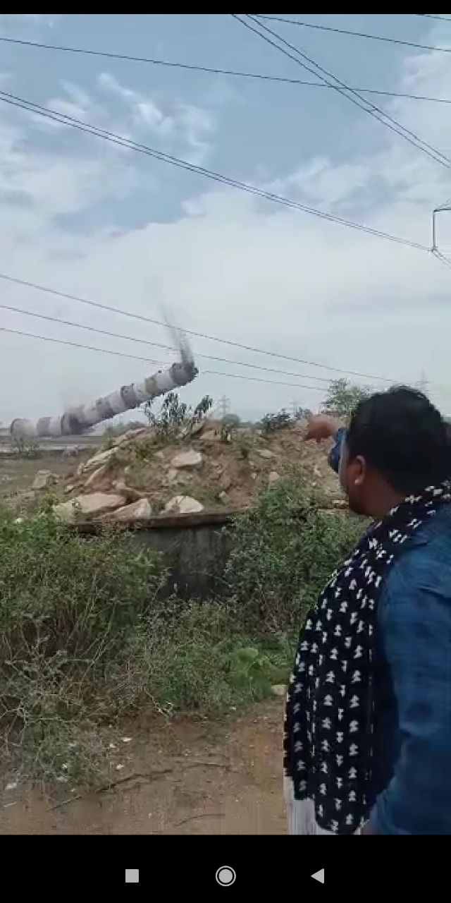 लाइव वीडियो: चंद सेकेंड में जमींदोज हो गई वंदना प्लांट की चिमनी, लोहे को बेचेगी बोलीदाता कंपनी