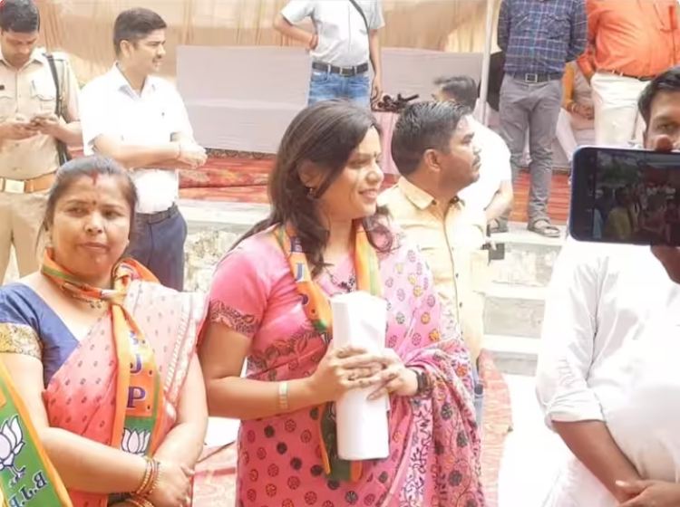 Aastha Aggarwal uncomfortable Nikay Chunav 2023 Campaign in Pilibhit