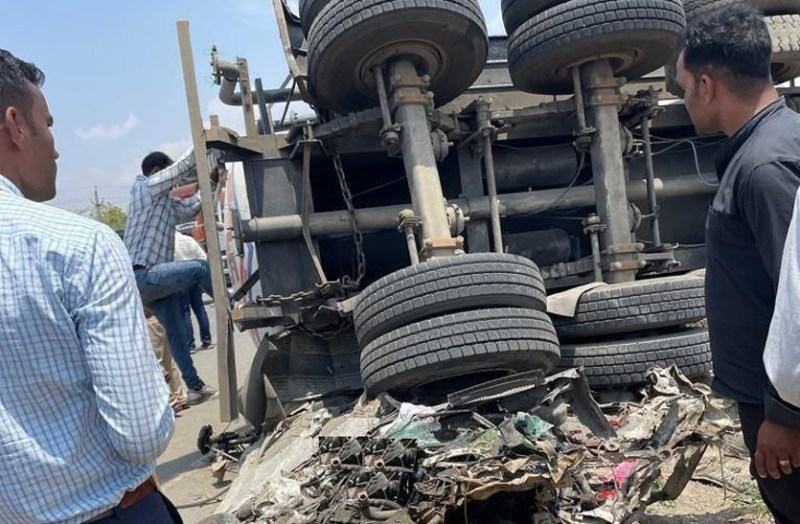 राजस्थान में भीषण सड़क हादसाः कार पर टैंकर पलटा, मौके पर ही सात लोगों की मौत