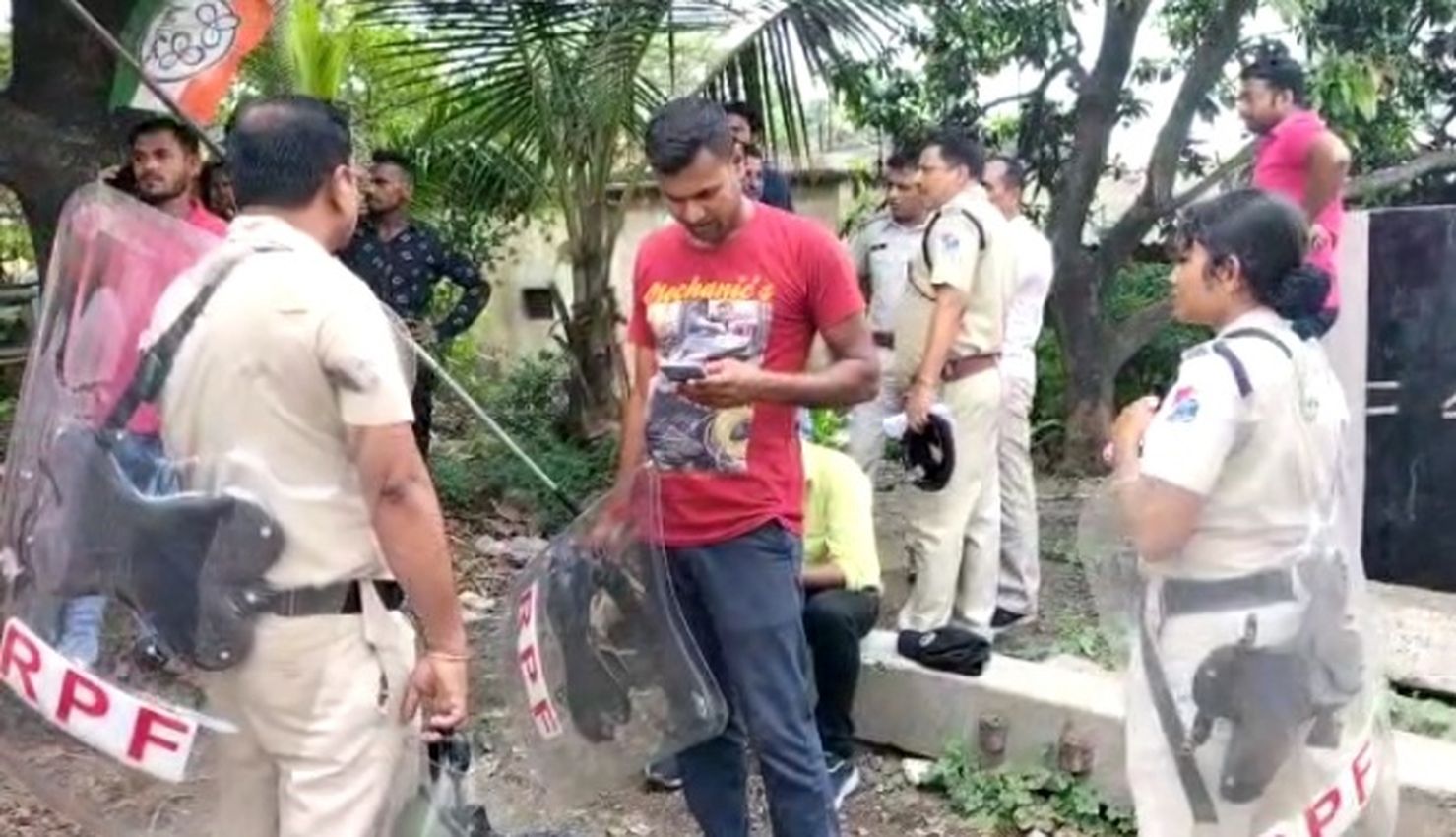 रेलवे की जमीन खाली करने आए अधिकारियों का विरोध