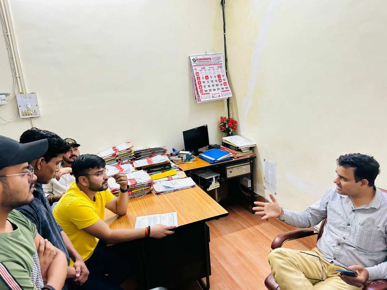 शिकायत लेकर पहुंचे छात्र नेता तो अधिकारी बोले यह कोई दान दक्षिणा नहीं जो फोटो खिंचवाऊं