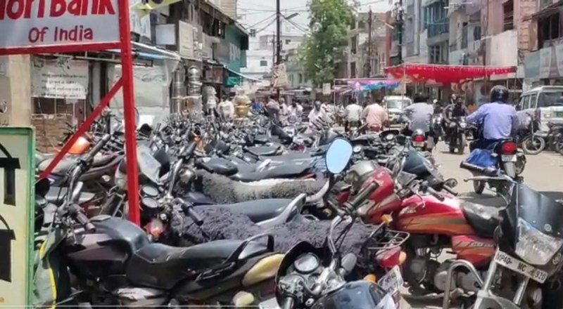 लाखों की सड़कों का उपयोग हो रहा पार्किंग में, आफत में वाहन चालक