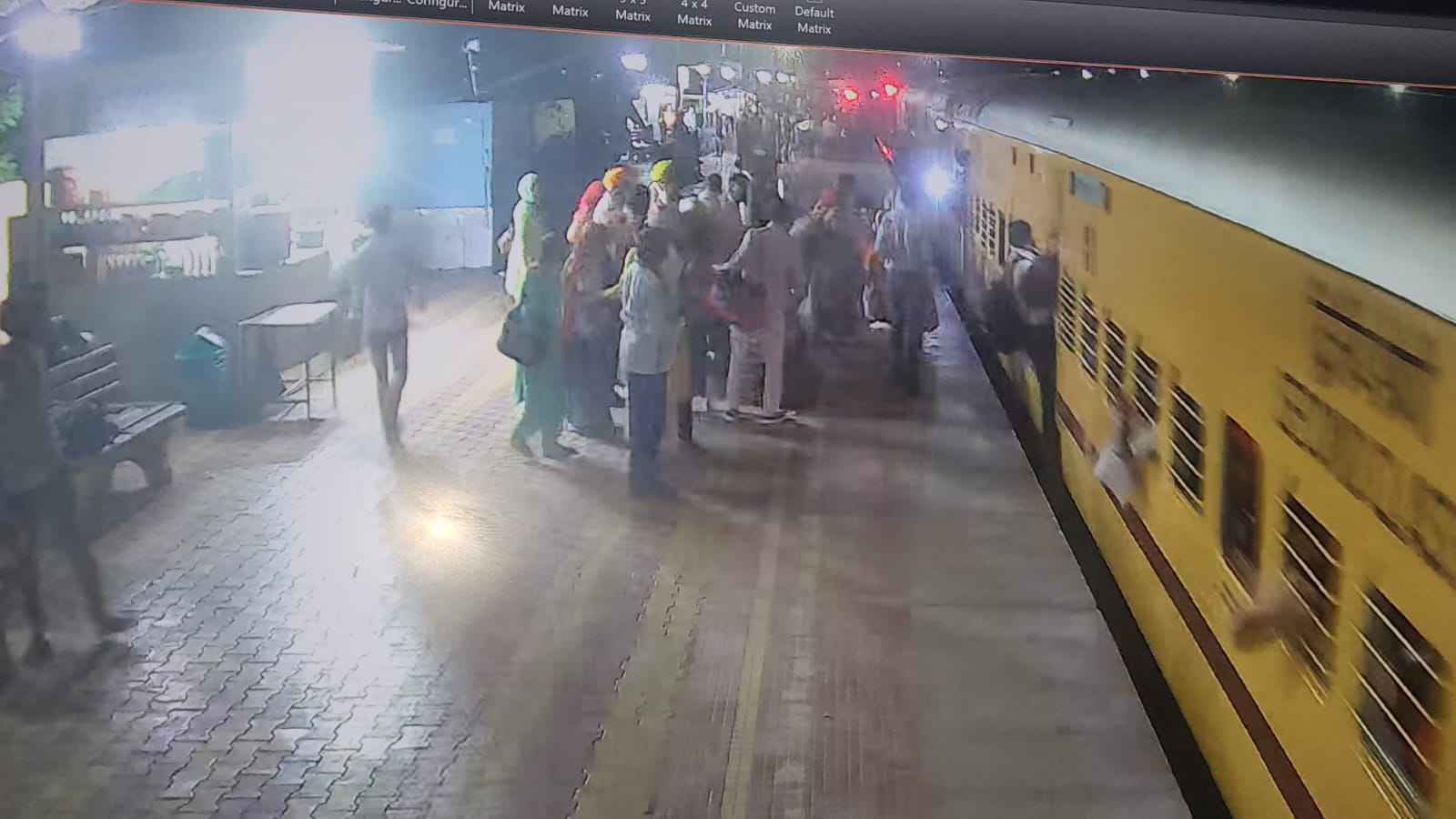 ट्रेन के कोच से नीचे गिरी महिलाएं, रेलवे पुलिस के जवान ने दिखाई सजगता, बचाई जान