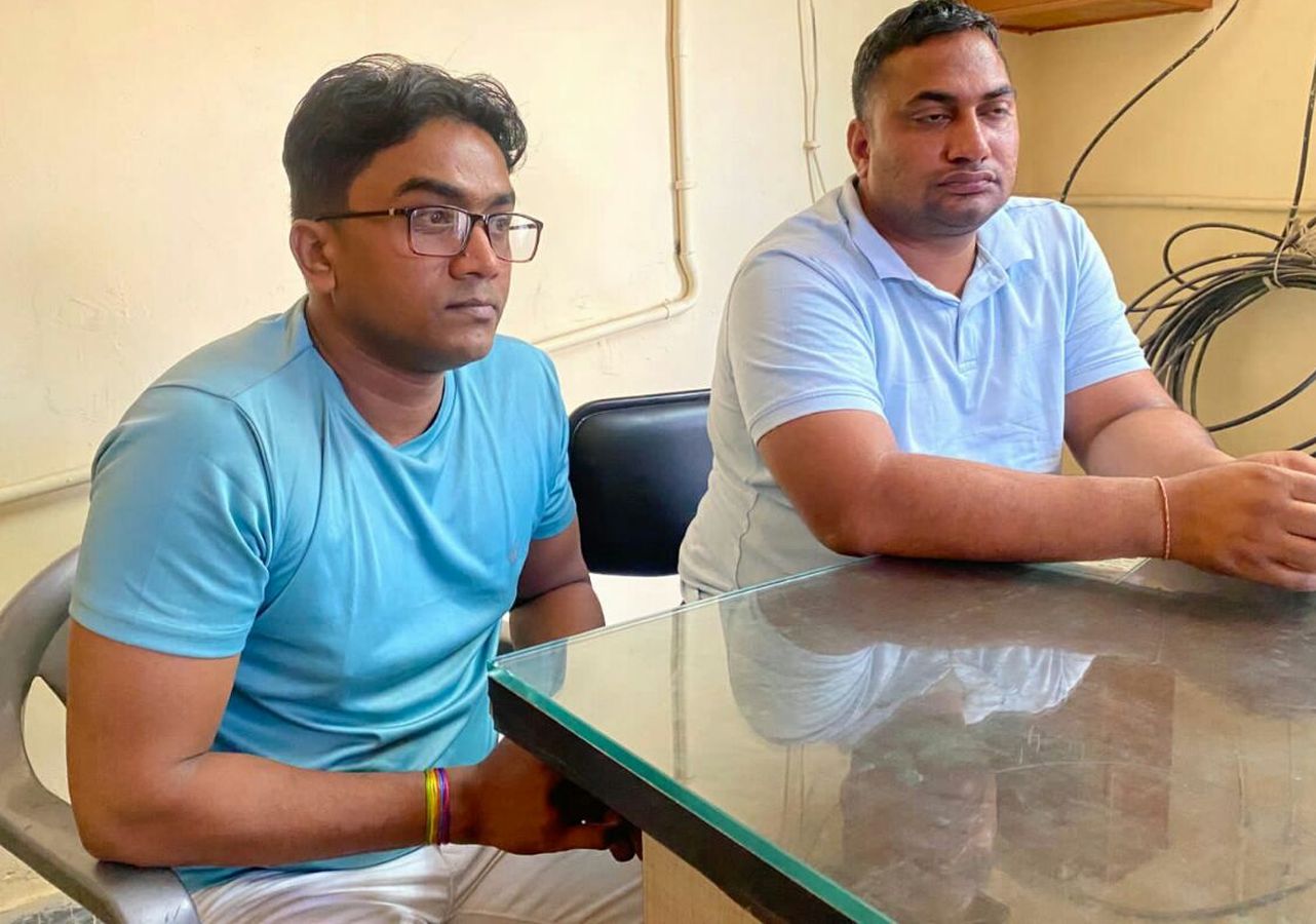 रिश्वत में लिए 50 हजार व 3.70 लाख का चेक, सर्वेयर व नर्सिंग ऑफिसर गिरफ्तार