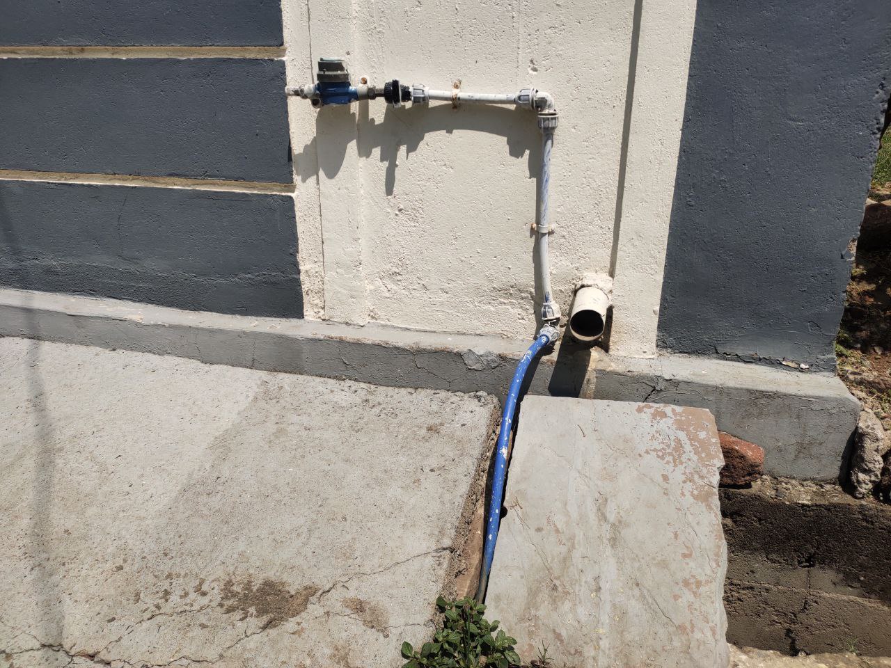 घरों के बाहर लगाए गए नल कनेक्शन