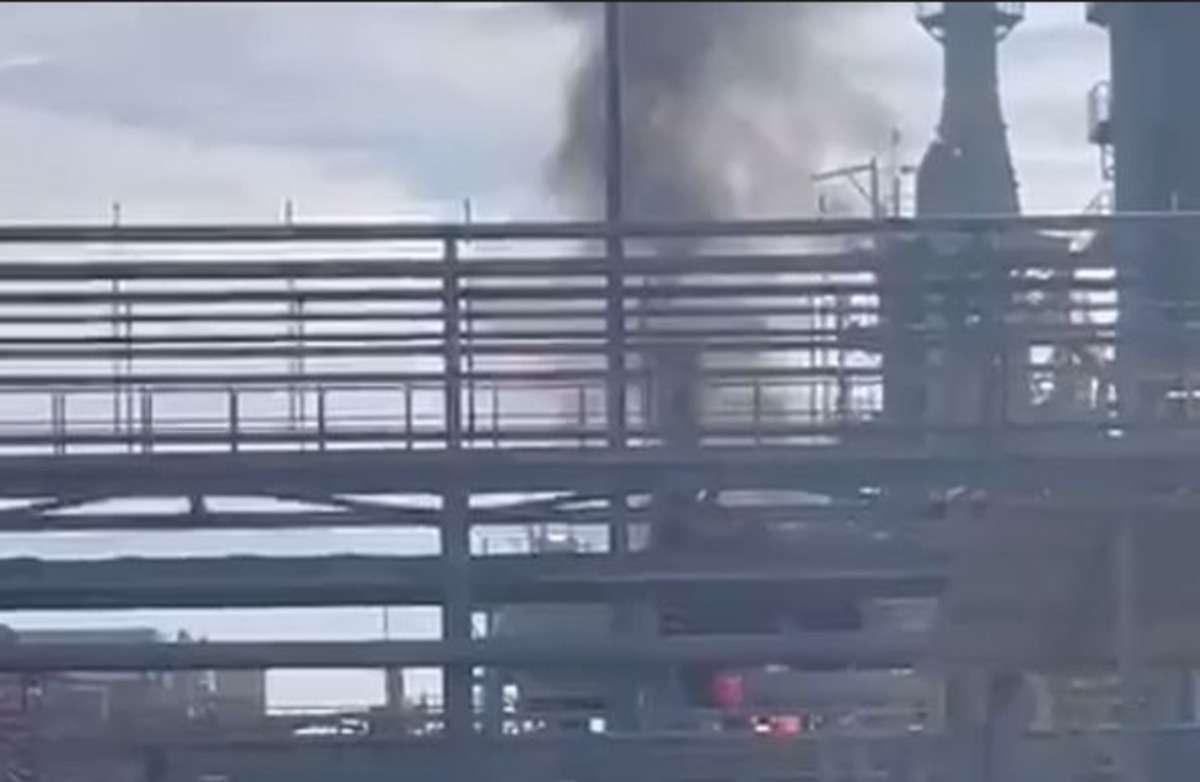 fire_at_russian_oil_refinery.jpg