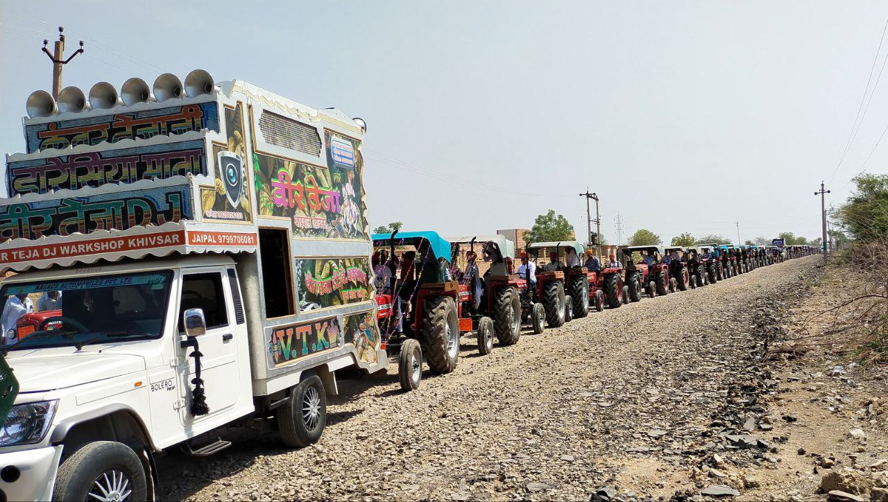 जोधपुर जिले में 75 ट्रैक्टरों पर बारात, हर कोई देखता ही रह गया…देखें वीडियो