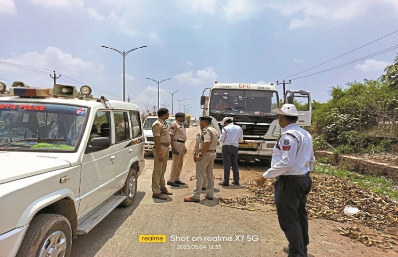 सड़क किनारे अवैध पार्किंग करने वालों पर चला पुलिस का डंडा, 200 से ज्यादा ट्रकों पर कार्रवाई