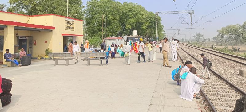 रेलवे स्टेशन पर छाया-पानी की व्यवस्था नहीं