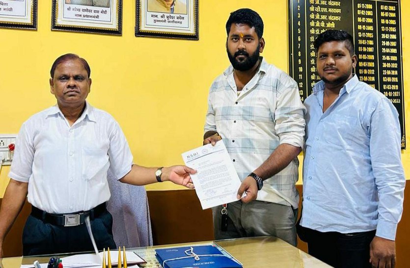 यूनिफार्म दुकान से खरीदने के निर्देश, प्रधान पाठक की शिकायत डीईओ से