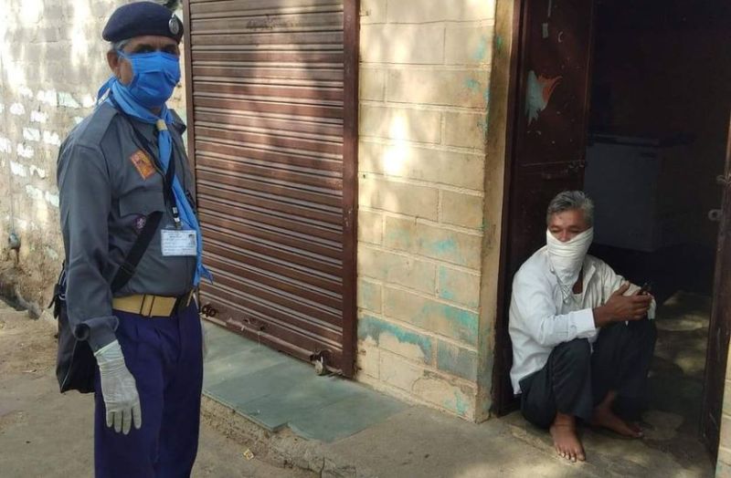 भूल तो नहीं गए कोरोना से बचाने वाले रक्षकों को?