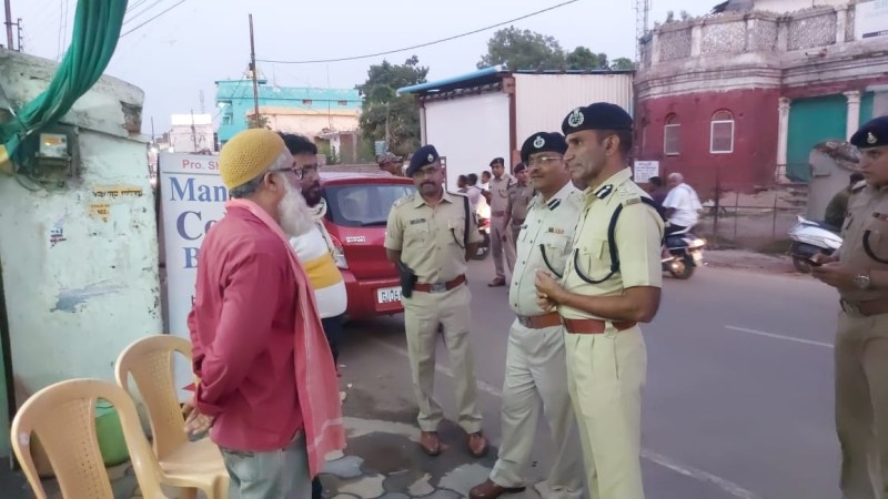 सडक़ पर उतरे पुलिस अधिकारी, जनता से ली जानकारी