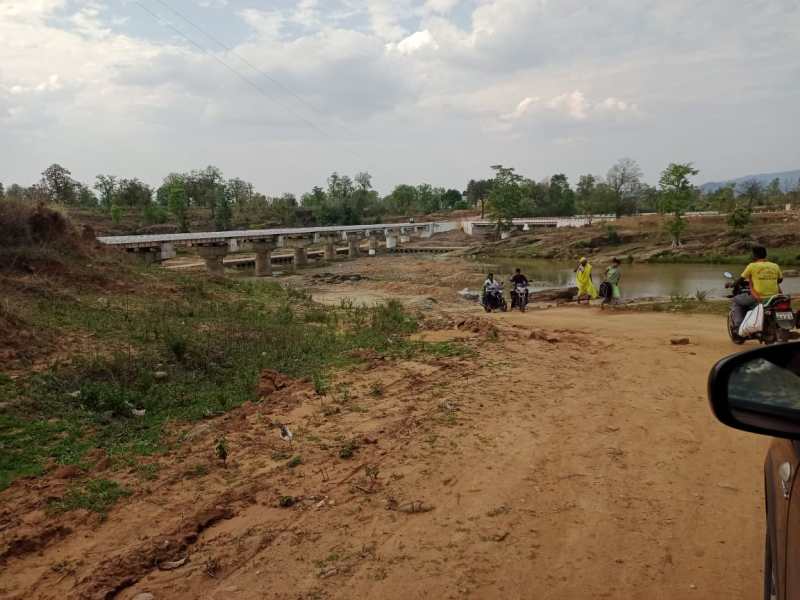 पुल का निर्माण अधूरा होने से नदी से आना जाना करते हैं ग्रामीण