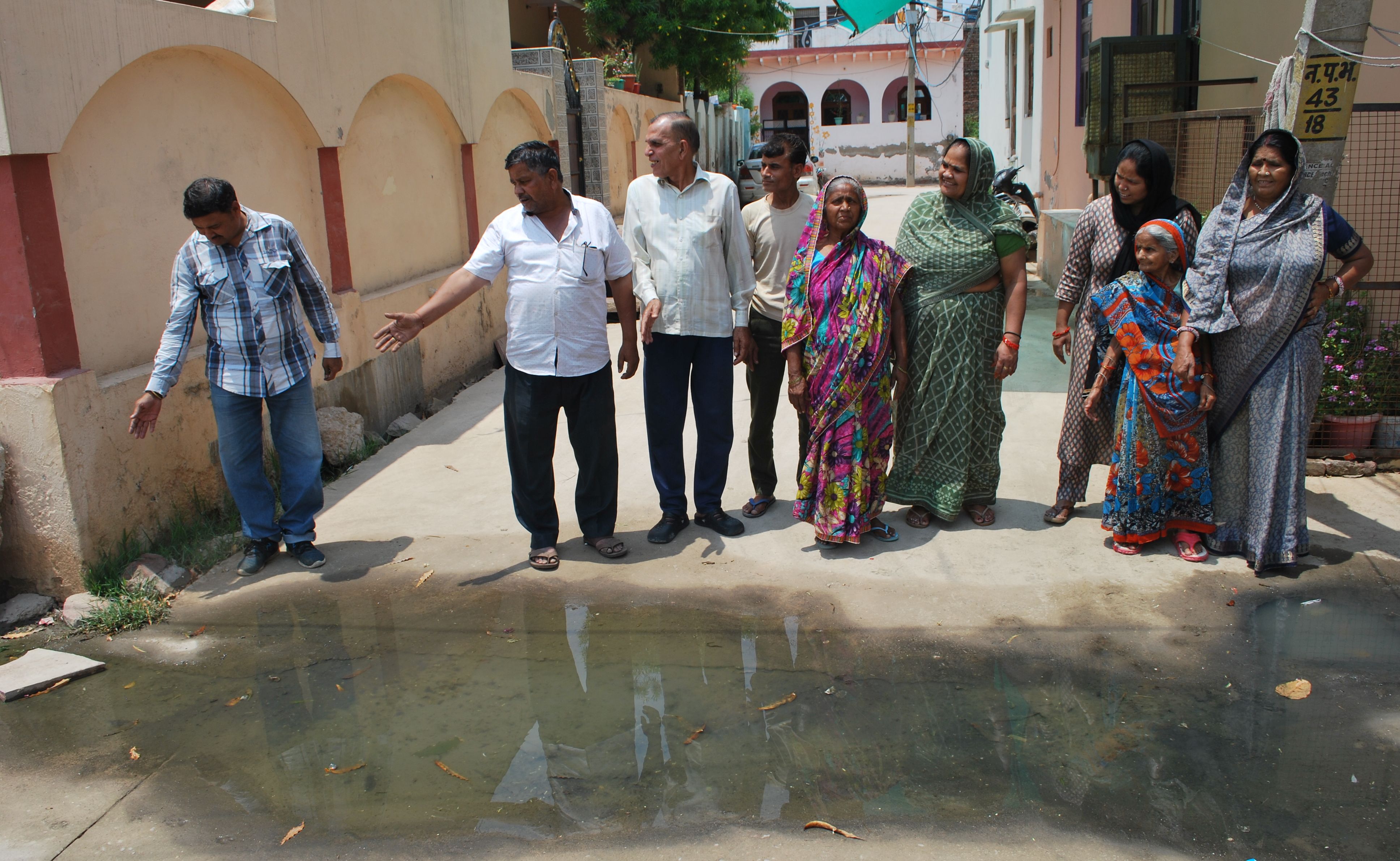 सीवर लाइन ब्लॉक, मार्ग पर भर रहा है गंदा पानी