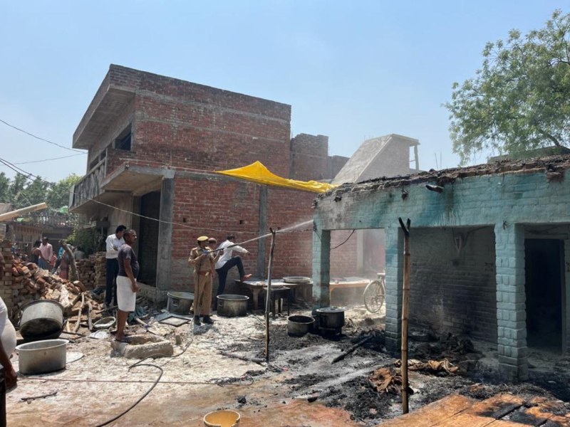 Unnao news बारात विदा होने के बाद मेहमानों के लिए खिचड़ी बन रही थी, अचानक लग गई आग