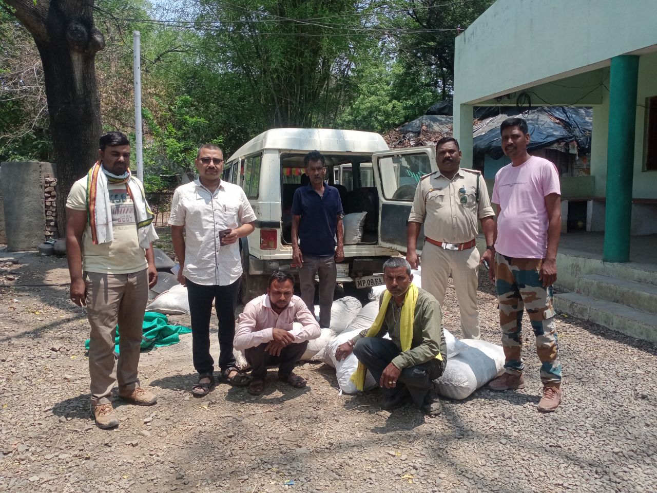 इंदौर जाने से पहले पकड़ी गई सात क्विंटल गोंद