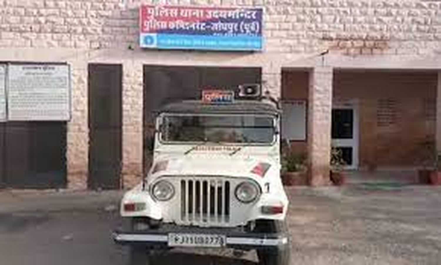अज्ञात वाहन की टक्कर से सिर के बल डिवाइडर पर गिरा युवक, मौत