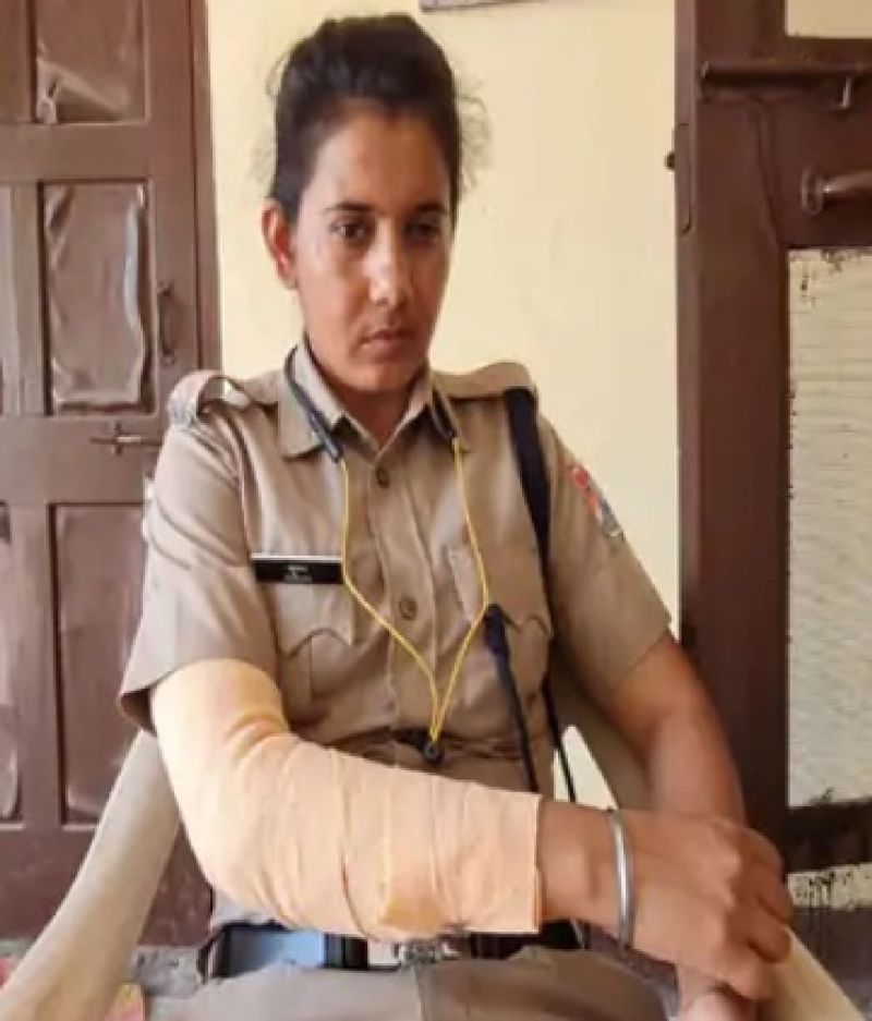 महिला कांस्टेबल के जज्बे ने बचाई महिला की जान
